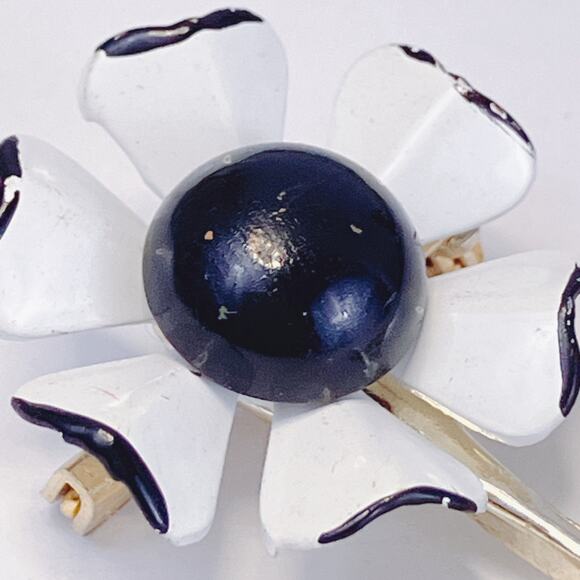 VTG 1960s Brooch Mod Enamel Flower Black White Mid Century Statement Pin - Picture 3 of 9